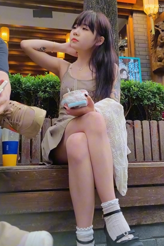 XM054灰色连衣裙可爱小姐姐和男朋友出来旅游，白色内内