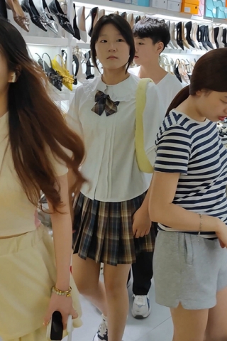 XM048格子JK学生妹和家人出来逛街，黄色内内