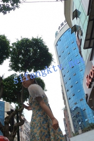 kc545（空城原创）花裙少妇逛街，里面是同款花N