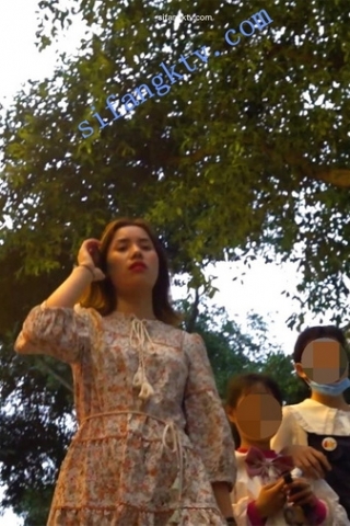 kc263（空城原创）带着孩子逛街的花裙美艳少妇，薄丝微透白N