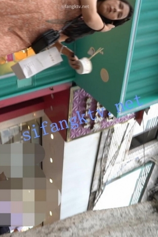 kc841（空城原创）和朋友路边等车的橙裙小少妇，粉N包裹肉臀