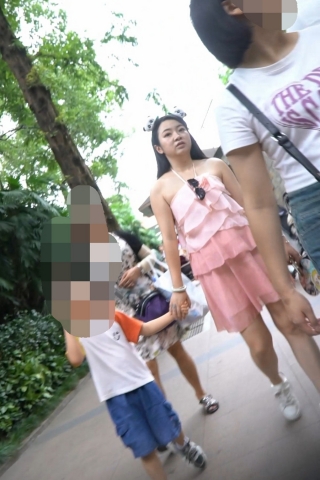 kc1472（空城原创）花裙微胖少妇逛公园，黑窄N夹进肥臀