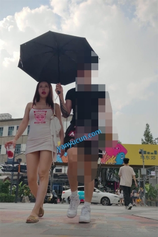 XM337白色包臀裙美女和男朋友逛街，白色丁字裤