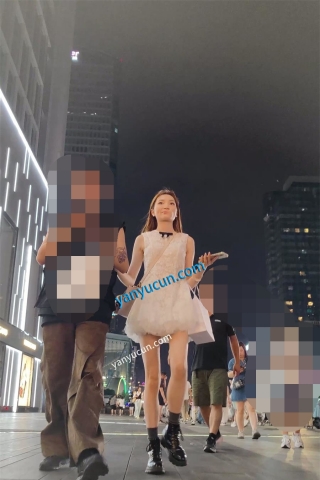 XM354白色连衣裙美女和男朋友逛街，白色内内