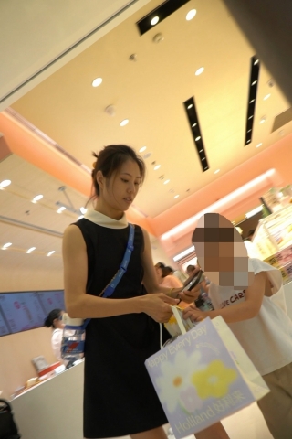 kc1433（空城原创）带孩子逛面包店的黑裙美少妇，肉色N包裹肉臀