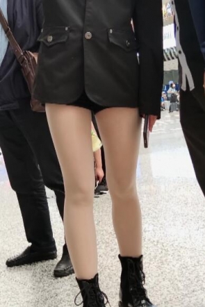 4k街拍长腿油亮肉丝