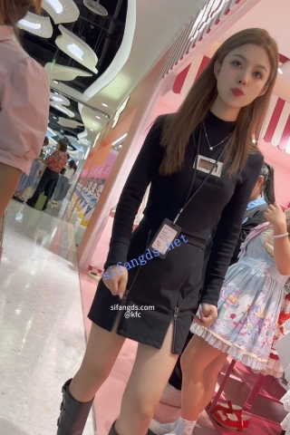 trump1136【KFC】服装店店员出来溜达聊天。长得挺漂亮。短裙超白内