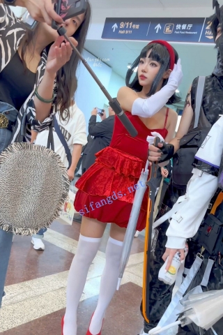 trump1247【KFC】吊带红裙学生妹逛街拍照·长相酷似女优·过膝袜红内