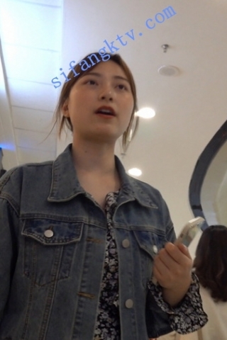 kc356（空城原创）带孩子逛商场的碎花裙少妇，薄丝白N包裹肉臀