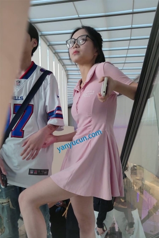 XM414粉色连衣裙带眼睛小姐姐和男朋友逛街，黑色窄内