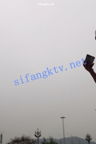 kc426（空城原创）边走边看手机的微胖连衣裙少妇，性感红窄N