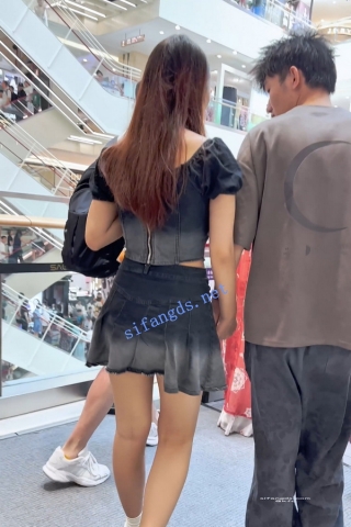 trump1194【KFC】短裙少妇和屌丝男友甜蜜逛街。白色内内CD