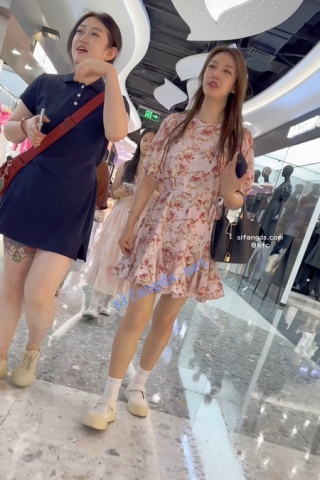 trump1222【KFC】碎花裙学生妹和闺蜜逛街·翘起屁股给你看白色骚窄内