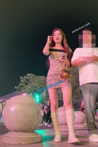 XM384包臀裙极品美女和朋友出来吃饭，白色丁字裤