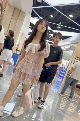 trump1101【KFC】吊带长裙靓女和胖男友逛街。灰色内宽松裙上下通透