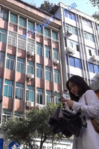 kc369（空城原创）路边打车的性感白裙少妇，天蓝小N包裹肉臀