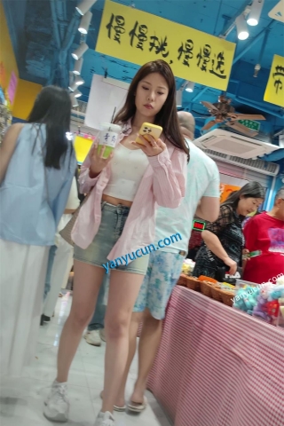 XM393蓝色牛仔短裙极品身材美女和闺蜜逛夜市，白色内内